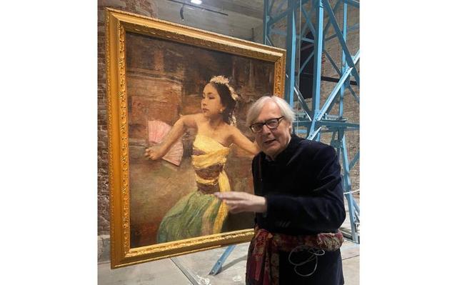 Professeur Vitorio Sgarbi présentant le tableau de Locatelli à la Biennale de Venise