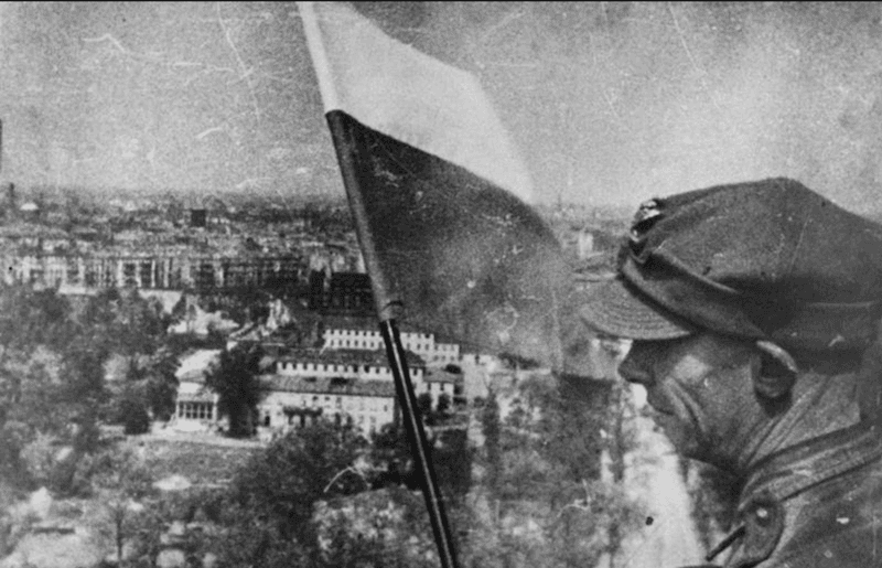 Drapeau et Soldat Polonais flottant sur Berlin ( 8 mai 1945 )