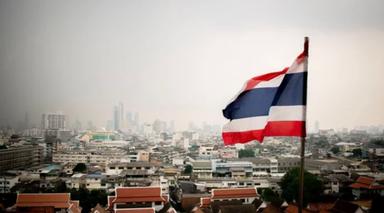 Drapeau thaï flottant sur la ville