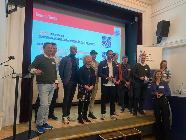 Photo de groupe La Tech Hambourg, sur l'estrade du consulat