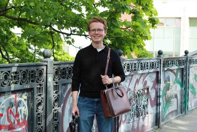 Mathieu Kiepferlé souriant dans la rue à Berlin