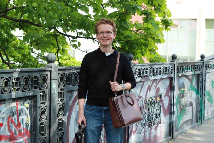Mathieu Kiepferlé souriant dans la rue à Berlin