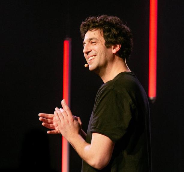Max Boublil en spectacle - Acteur, chanteur et humoriste.
