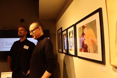 Alex Colard (à gauche) et l'artiste Jonas Pehrsson ( à droite) au vernissage de la Charity Art Gallery