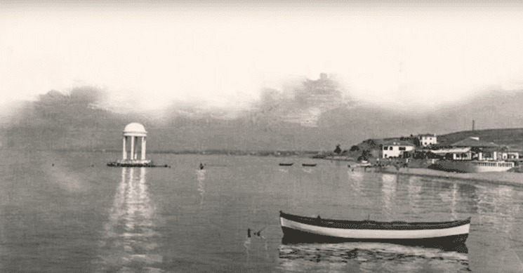 Photographie ancienne du Bakireler Anıtı à Maltepe, autrefois érigé au milieu de la mer