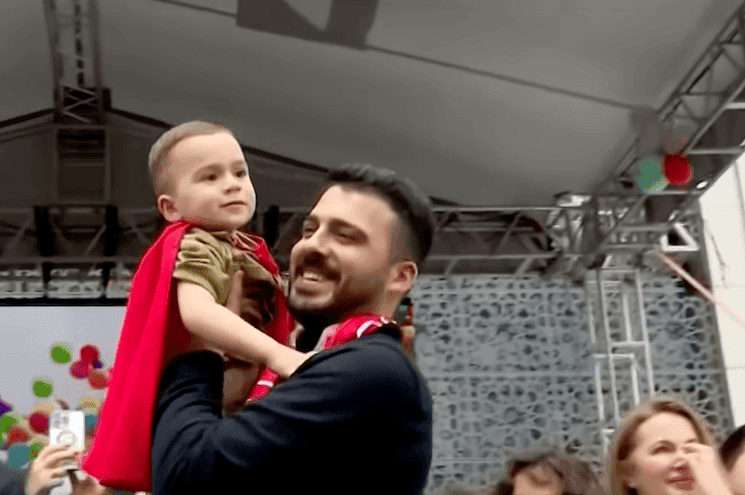 Le petit Ali, 3 ans, porté par son père lors du lâcher de ballons à Sancaktepe, Istanbul, mai 2025