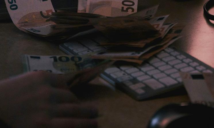 Billets sur un clavier d'ordinateur