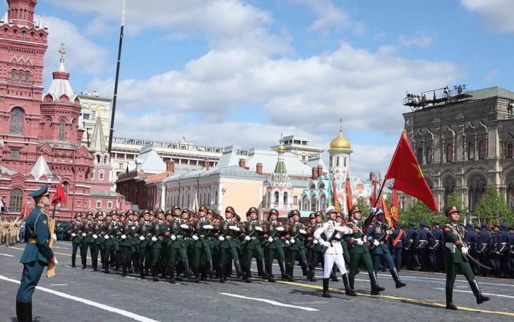 contingent vietnamien défilant sur la place Rouge à Moscou