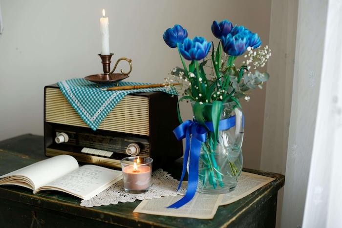 radio vintage avec tulipes bleues et decor aux chandelles lors de la coupure à madrid