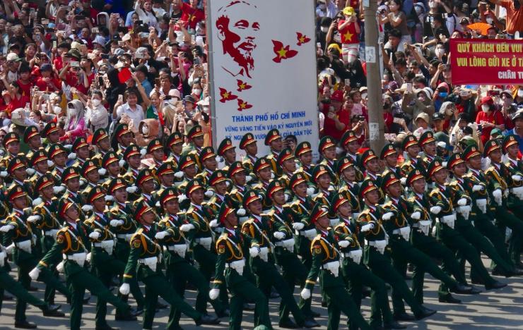 défilé militaire sur les principales avenues de Hô Chi Minh-Ville