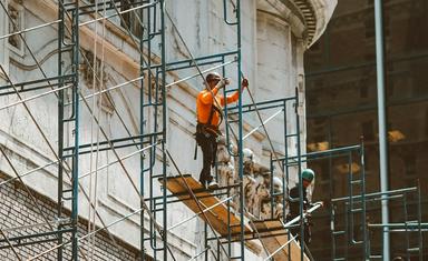 des hommes sur un échaffaudage