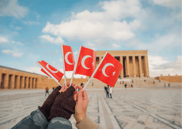 Jeunes brandissant des drapeaux turcs devant Anıtkabir à Ankara lors des célébrations du 19 mai