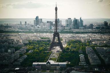 vue de paris avec la tour eiffel et la defense au fond
