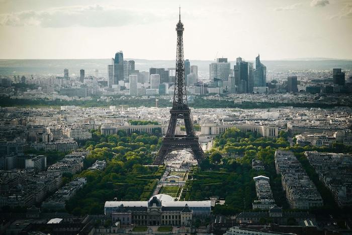 vue de paris avec la tour eiffel et la defense au fond
