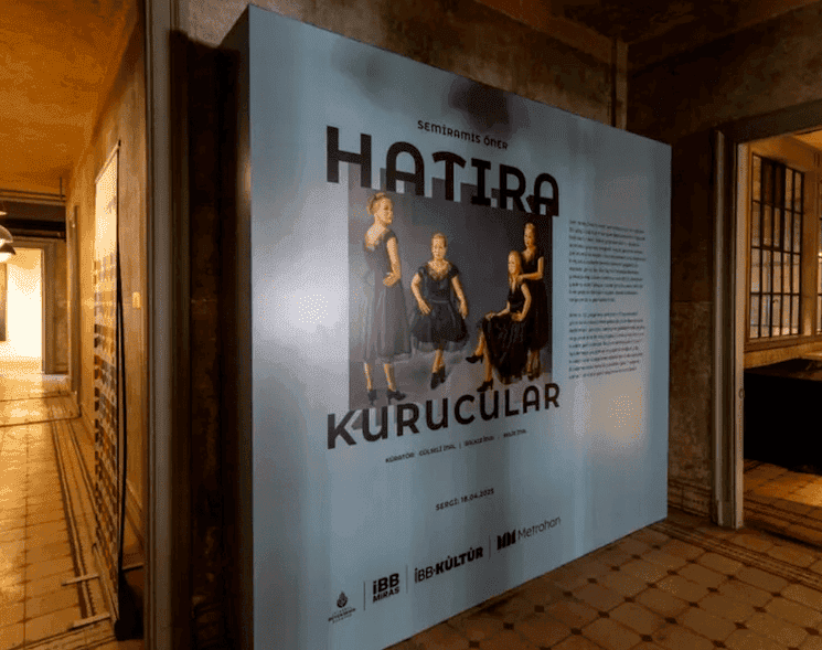 Affiche de l’exposition “Hatıra Kurucular” de Semiramis Öner au Metrohan, Istanbul – visuel IBB Kültür et IBB Miras