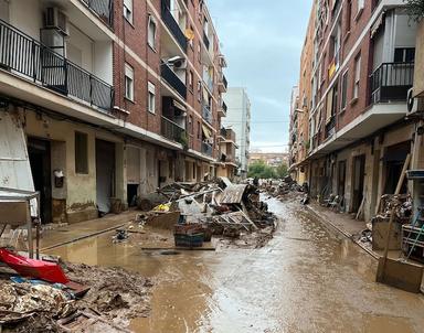 rue avec boue et meubles détruits dans une ville touchée par la dana dans la province de valencia