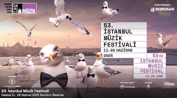 Affiche officielle du Istanbul Music Festival 2025 avec des mouettes en smoking face au Bosphore