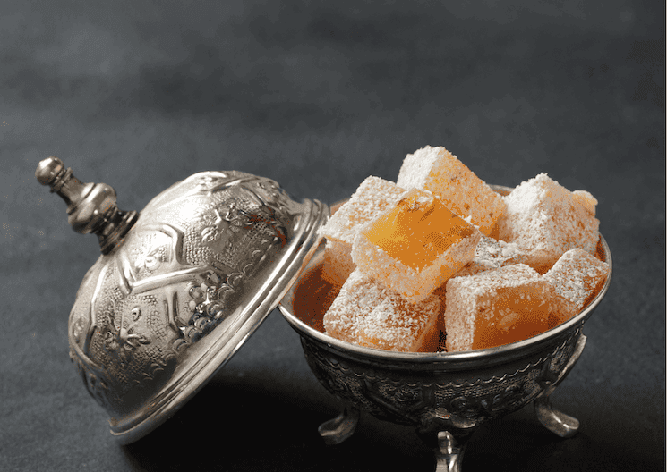 Lokum traditionnel servi dans un bol ottoman pour le Kurban Bayramı en Turquie