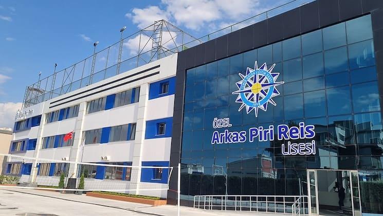Façade du lycée Arkas Piri Reis à Izmir, établissement bilingue français-anglais ouvert en 2025
