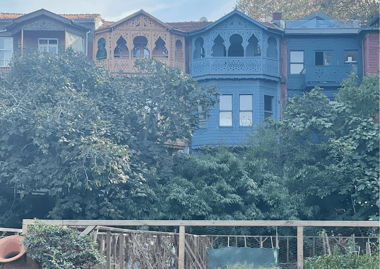Maisons en bois colorées et jardin partagé à Kuzguncuk, quartier historique d’Istanbul en mai 2025