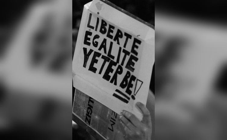 Pancarte étudiante en Turquie affichant le slogan « Liberté, égalité, yeter be ! » lors d’une manifestation universitaire en mars 2025