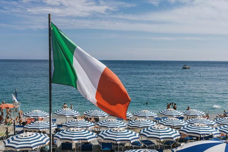 parasols sur une plage avec le drapeau italien en italie