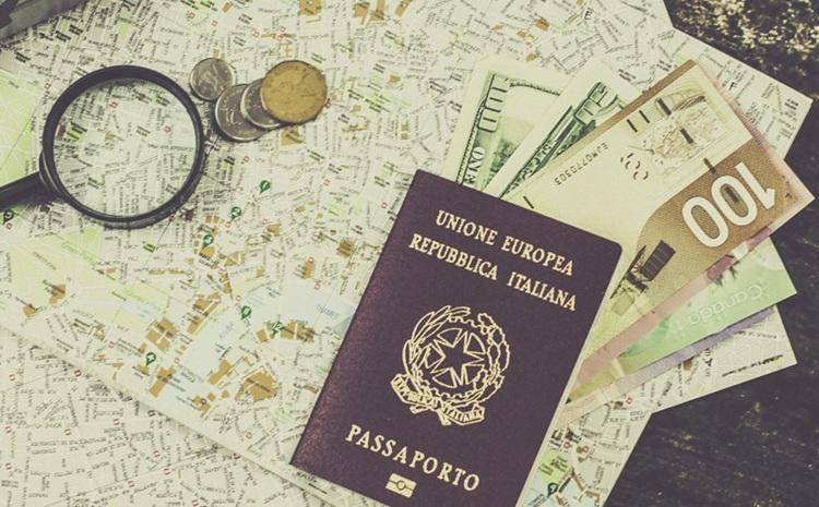 passeport italien posé sur une carte