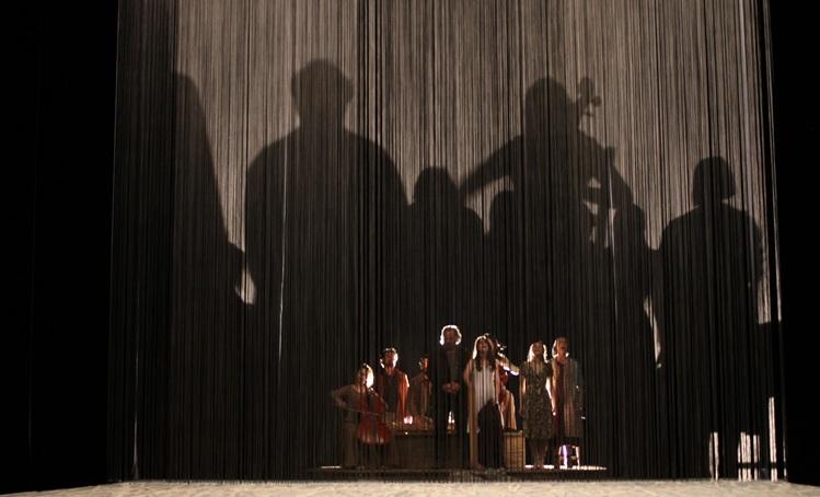 personnages de théâtre sur scène