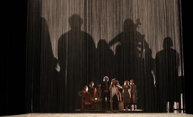 personnages de théâtre sur scène