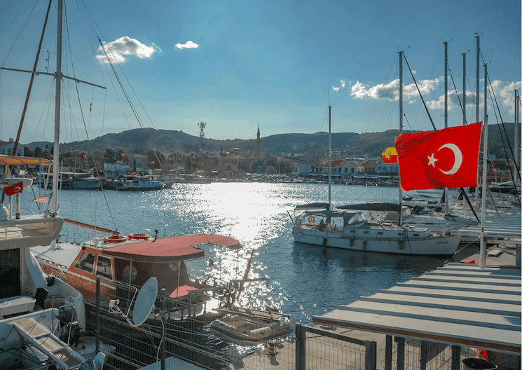 Vue du port d’Urla en Turquie, point de départ d’une escapade gastronomique et viticole.