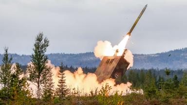 Un lance-roquettes de la Bundeswehr en train de lancer un missile lors d'un exercice