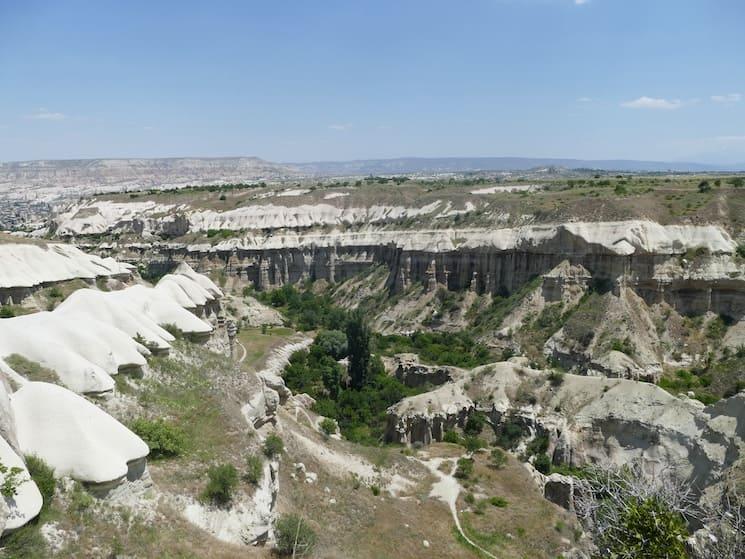 Sentier de randonnée traversant les formations rocheuses typiques de Cappadoce, Turquie