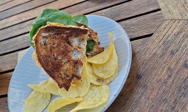 Sandwich et chips sur une table en bois