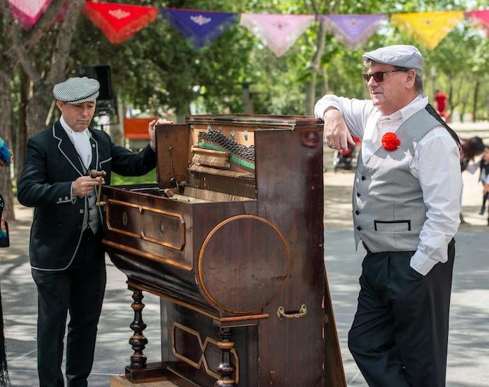 deux hommes en tenues traditionnelles et un piano pour la san isidro 2025 à madrid