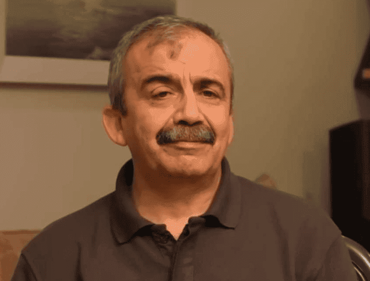 Portrait de Sırrı Süreyya Önder, homme politique turc et figure du dialogue avec le PKK, décédé en mai 2025