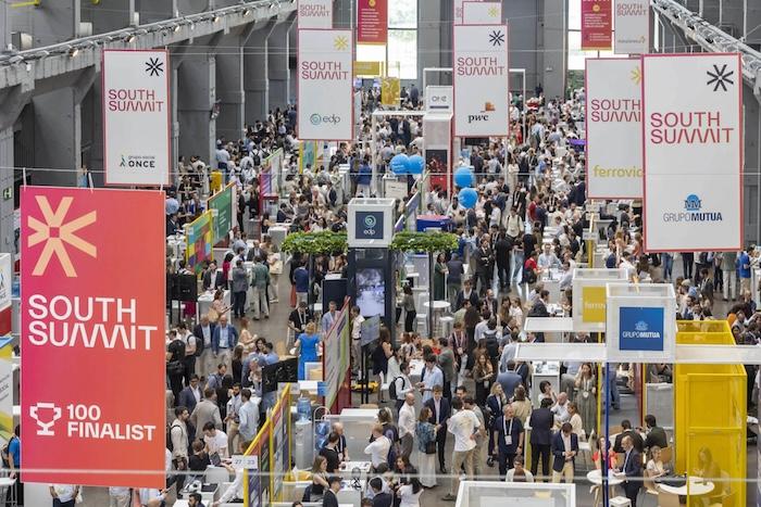 salon de l'innovation avec une foule au south summit à madrid