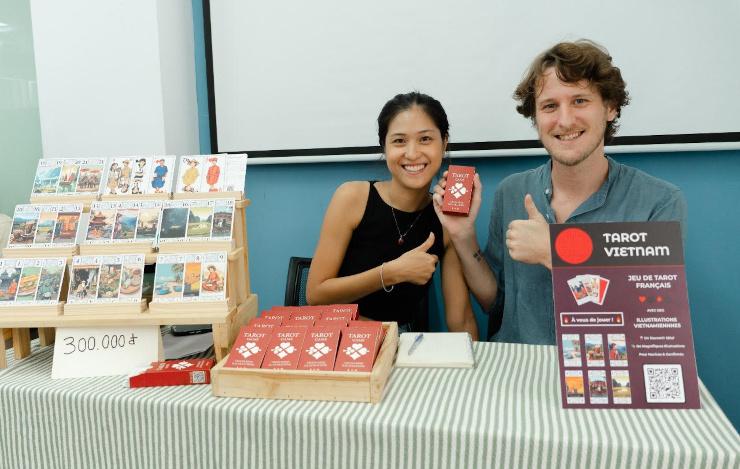 Tristan Haentjens (à droite) et sa compagne, créateurs de “Tarot Vietnam”