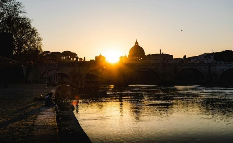 tibre de rome au coucher du soleil