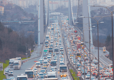 Embouteillages sur le pont du Bosphore à Istanbul en 2025, lors des heures de pointe