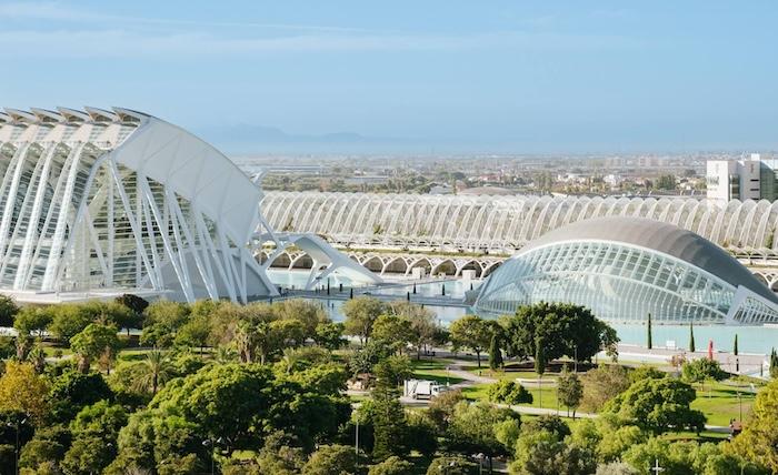 vue de la cité des arts et des sciences dans le parc turia à valencia avec ciel bleu