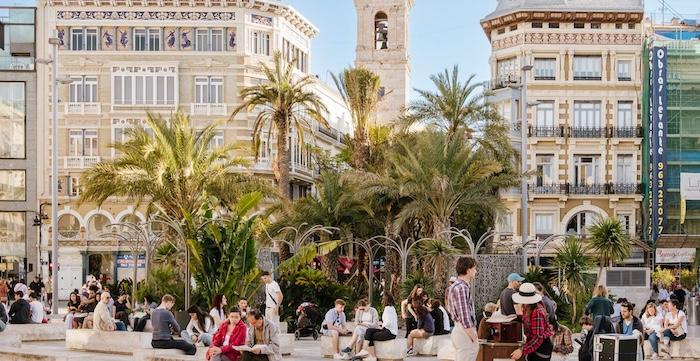 plaza de la reina avec des touristes et habitants à valencia
