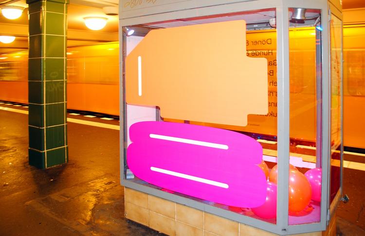 Une des œuvres du festival dans le U-bahn berlinois