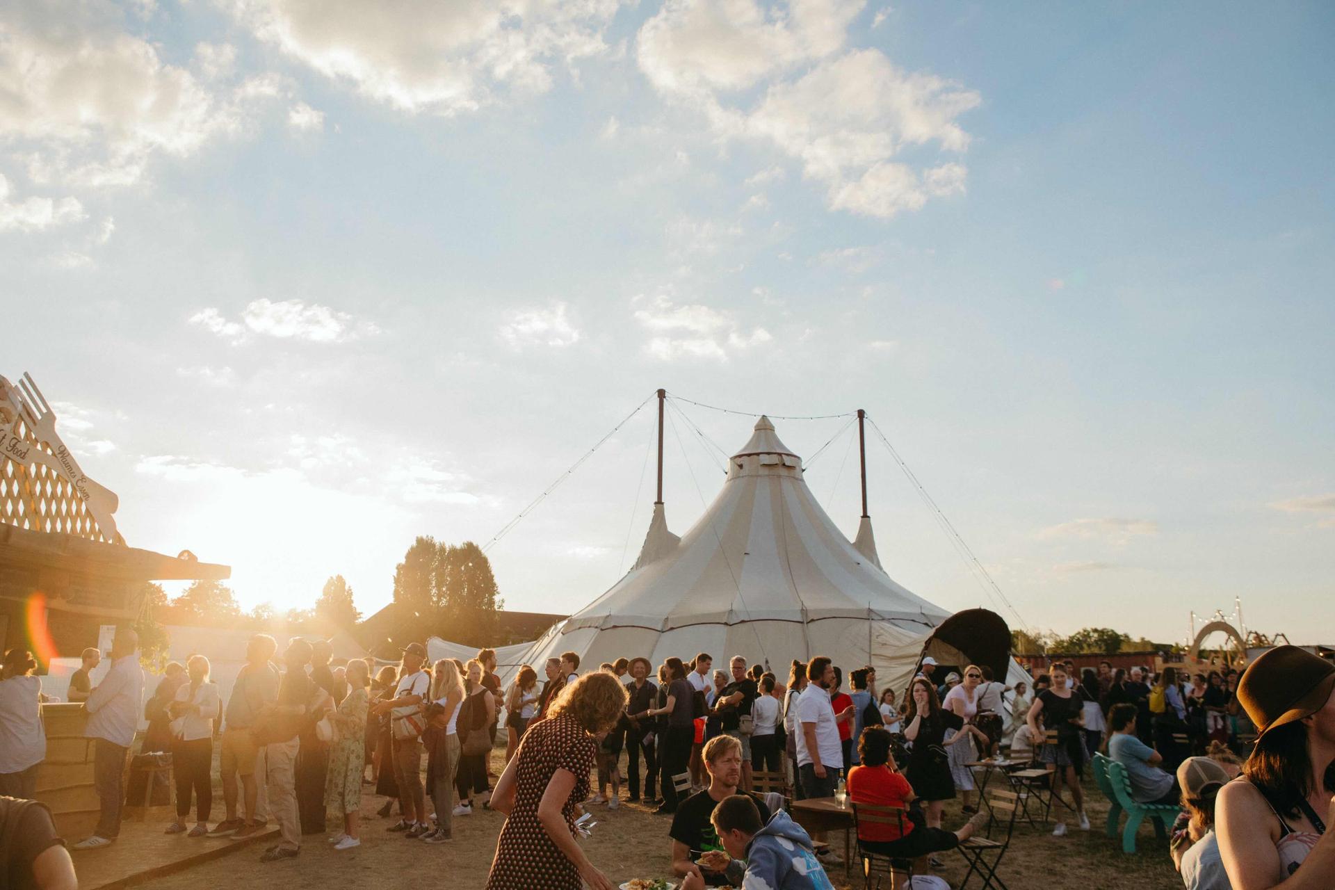 Le festival de cirque au Tempelhofer Feld