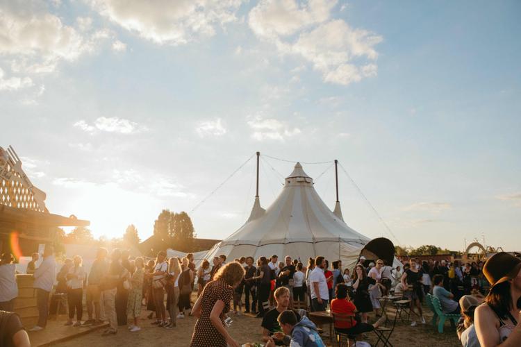 Le festival de cirque au Tempelhofer Feld