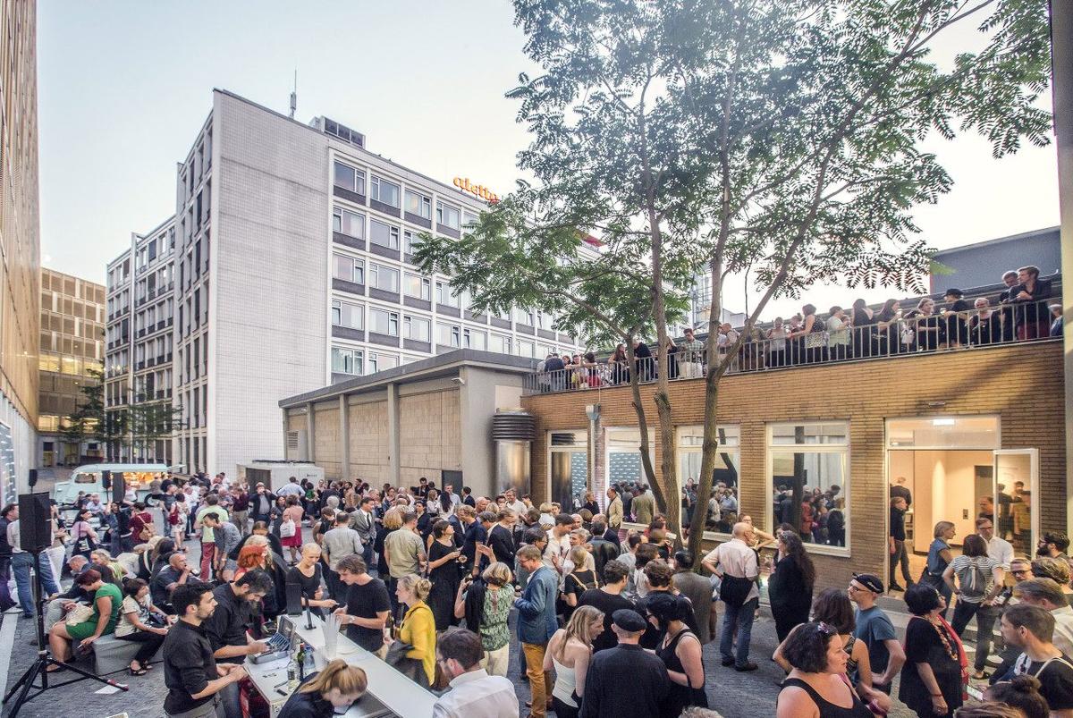 Cour intérieure du C/O Berlin remplie de gens pour un événement