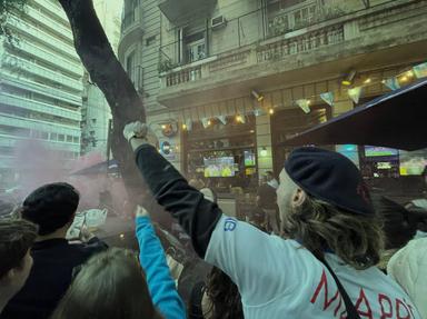 Les supporteurs réunis devant le bar Locos x El Futbol, dans le quartier de Recoleta de Buenos Aires. Chloé Roulet