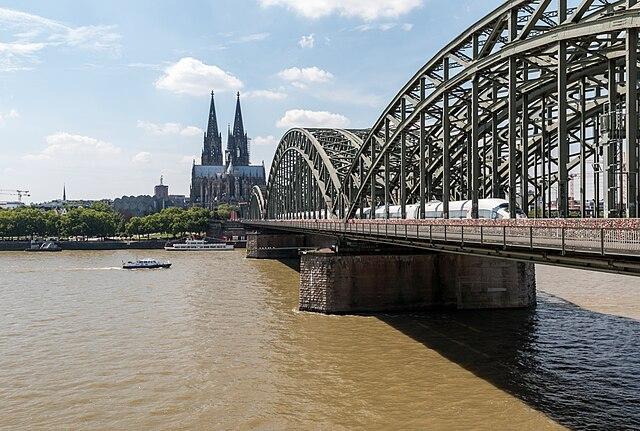 vue du pont de Hohenzollernbrucke à Cologne