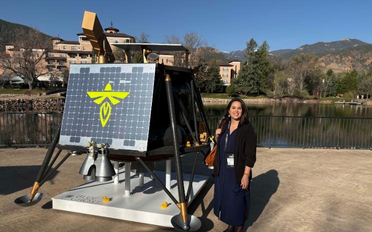 Kaoutar Abousmir, devant un module lunaire Firefly au Colorado