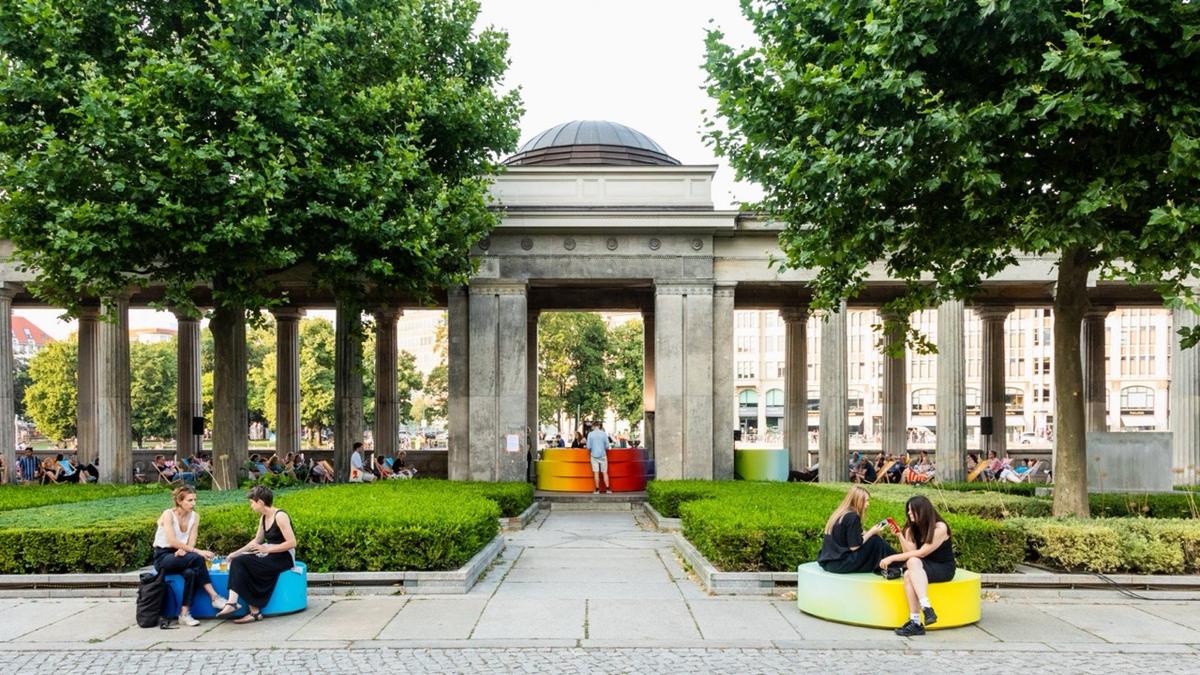 Kolonnaden Bar au bord de la Spree et sur l'île aux musées