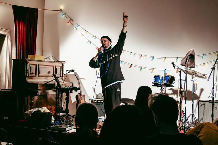 Le poète Nino Toucan sur scène à Berlin